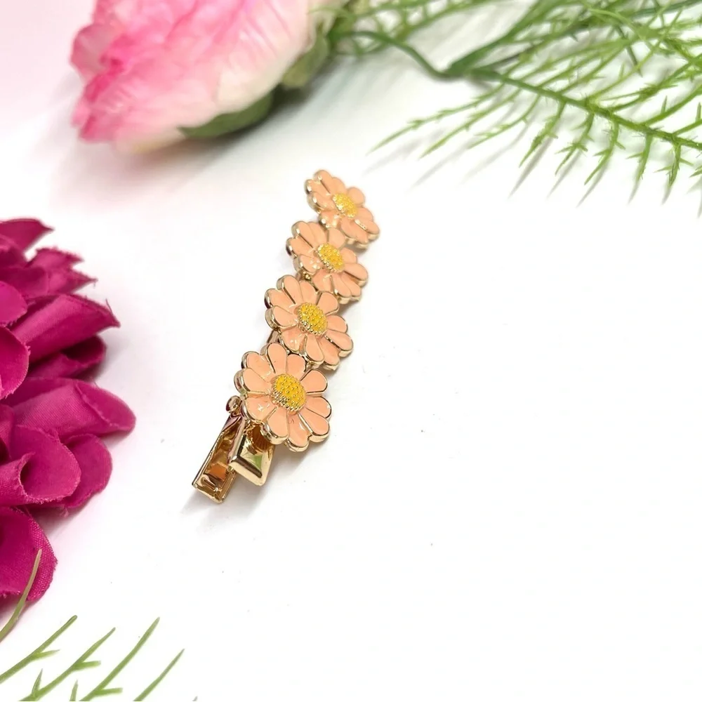 NEW⚜️Barrette With Peach Daisies - Enameled